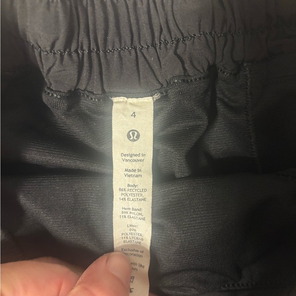 Lululemon Hotty Hot Low Rise inseam 4in- size 4 - Picture 2 of 4